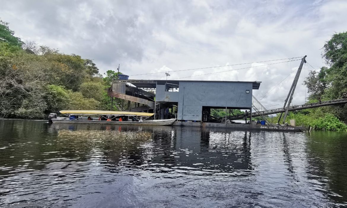 Créditos Ascom/PF/Direitos reservados balsa de garimpeiros apreendida no território indígena Xipaia