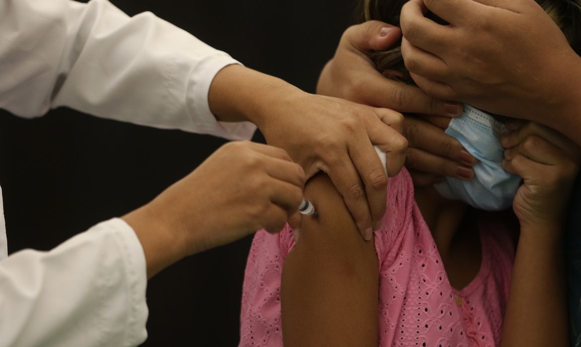 Vacinação infantil contra a covid-19 de crianças de 10 anos ou mais, no Planetário, no bairro da Gávea, zona sul da cidade.