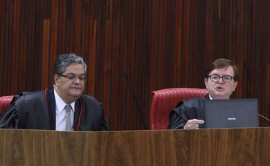 Brasília - O ministro Herman Benjamin, relator do caso, durante sessão no Tribunal Superior Eleitoral para julgar a ação que pede cassação da chapa Dilma-Temer nas eleições de 2014 (Antonio Cruz/Agência Brasil)