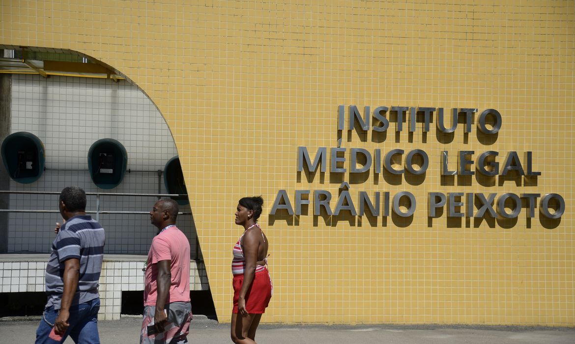 Parentes de atletas mortos no incêndio no alojamento do Centro de Treinamento George Helal, conhecido como Ninho do Urubu, chegam ao Instituto Médico Legal (IML) para reconhecer corpos dos jogadores.
