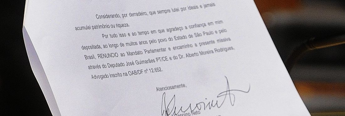 Carta de renúncia apresentada pelo deputado José Genoino a mesa diretora da Câmara dos Deputados, hoje (3).