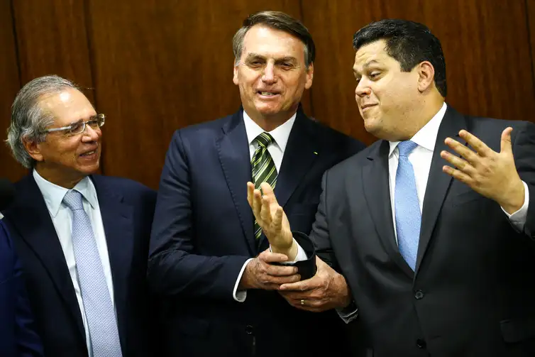  O ministro da Economia, Paulo Guedes, e o presidente Jair Bolsonaro, durante entrega do Plano mais Brasil – Transformação do Estado ao presidente do Congresso Nacional, Davi Alcolumbre