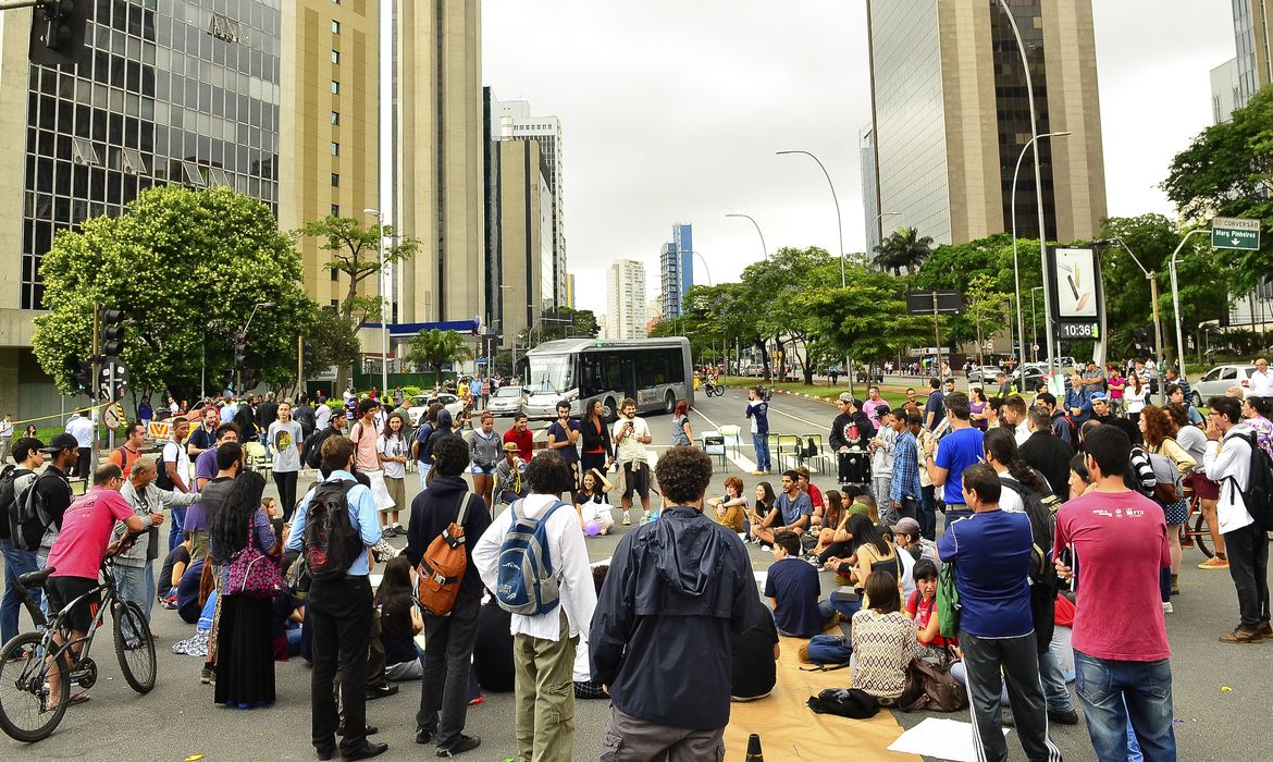 São Paulo - Estudantes bloqueiam, com cadeiras e cartazes, um dos sentidos da Avenida Brigadeiro Faria Lima, em protesto contra a reorganização escolar no estado de São Paulo (Rovena Rosa/Agência Brasil) 
