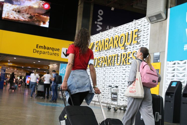 Passageiros no terminal 2 do Aeroporto Internacional de Guarulhos.