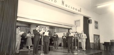 Paulo Gracindo com os atores em 1956
