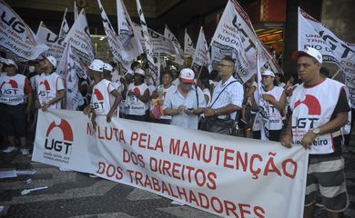 Sindicalistas protestam contra as medidas provisórias 664 e 665, que alteram regras para benefícios sociais como pensão, auxílio-doença e seguro-desemprego, na Central do Brasil.(Fernando Frazão/Agência Brasil)