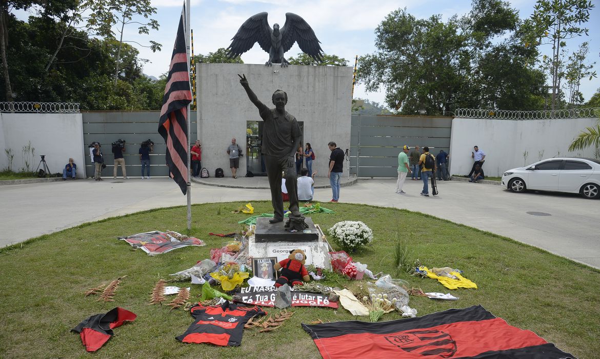 Fãs prestam homenagem aos jogadores vítimas da tragédia no Centro de Treinamento do Flamengo, o Ninho do Urubu.