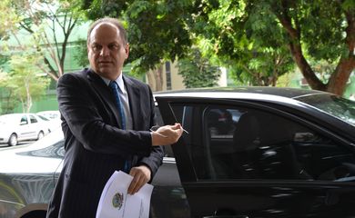 Brasília - O deputado federal e relator do Orçamento da União de 2016, Ricardo Barros, dá entrevista após encontro com o ministro do Planejamento, Nelson Barbosa (Elza Fiuza /Agência Brasil)