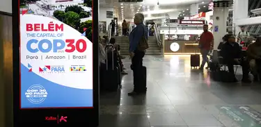 Propaganda da COP 30 no saguão de embarque do Aeroporto Internacional de Belém