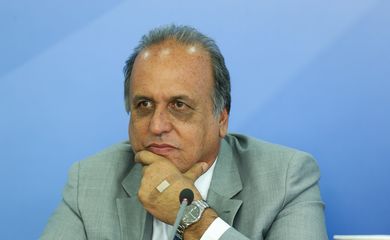 Brasília - Governador do Rio de Janeiro (RJ), Luiz Fernando Pezão, durante coletiva sobre o acordo que prevê empréstimos ao RJ de R$ 6,5 bilhões (Valter Campanato/Agência Brasil)