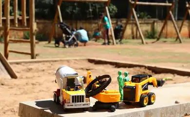 Crianças brincam no Parque Estadual da Água Branca, na Barra Funda.