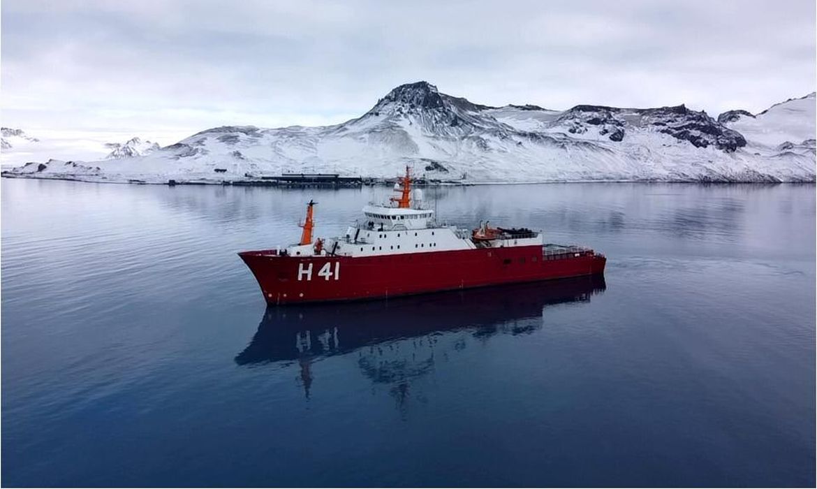 A Marinha do Brasil, em continuidade às ações que visam a dar suporte ao Programa Antártico Brasileiro (PROANTAR), enviará ao continente antártico, no dia 28 de outubro, o Navio
Polar (NPo) “Almirante Maximiano”. O “Tio Max” 