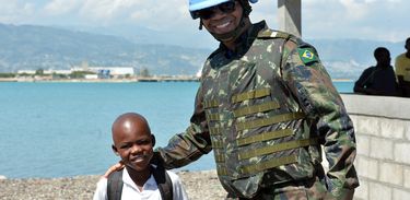 Militares brasileiros deixam legado ao Haiti