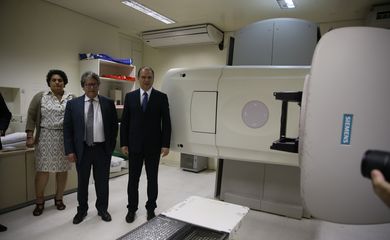 Brasília - O ministro da Saúde, Ricardo Barros, durante entrega de aparelho de radioterapia para o Hospital Universitário de Brasília (HUB) (José Cruz/Agência Brasil)