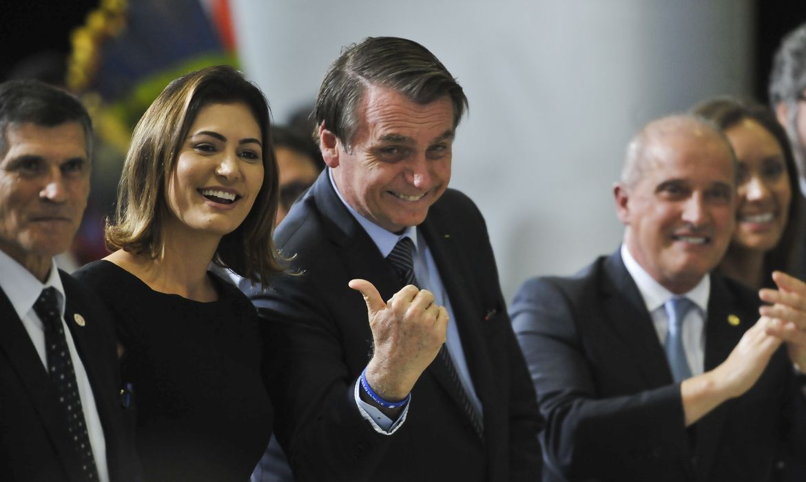 O presidente Jair Bolsonaro, acompanhado da primeira-dama Michelle Bolsonaro, assiste a uma apresentação de cantata de Páscoa, no Palácio do Planalto.
