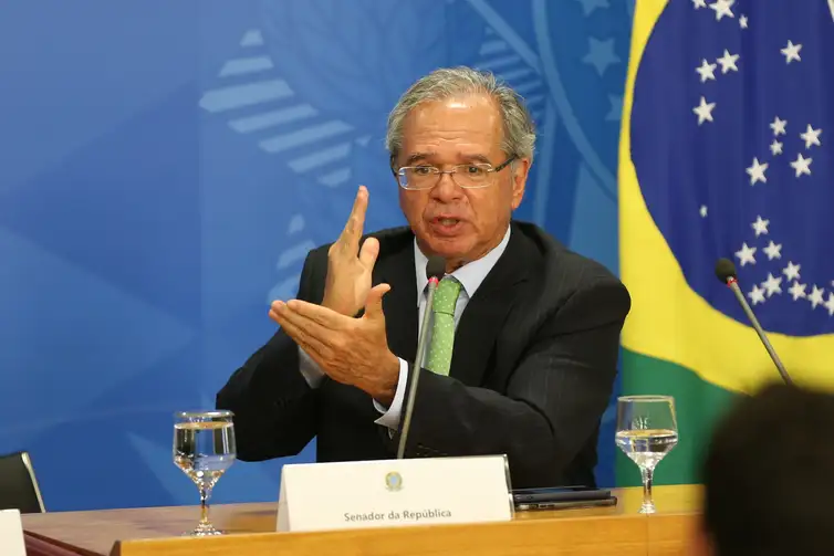 O ministro da Economia, Paulo Guedes,fala sobre a situação dos combustíveis em coletiva de imprensa no Palácio do Planalto, em Brasília