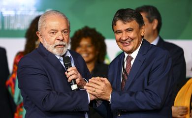O presidente eleito, Luiz Inácio Lula da Silva, e o futuro ministro do Desenvolvimento Social, Wellington Dias, durante anúncio de novos ministros que comporão o governo.