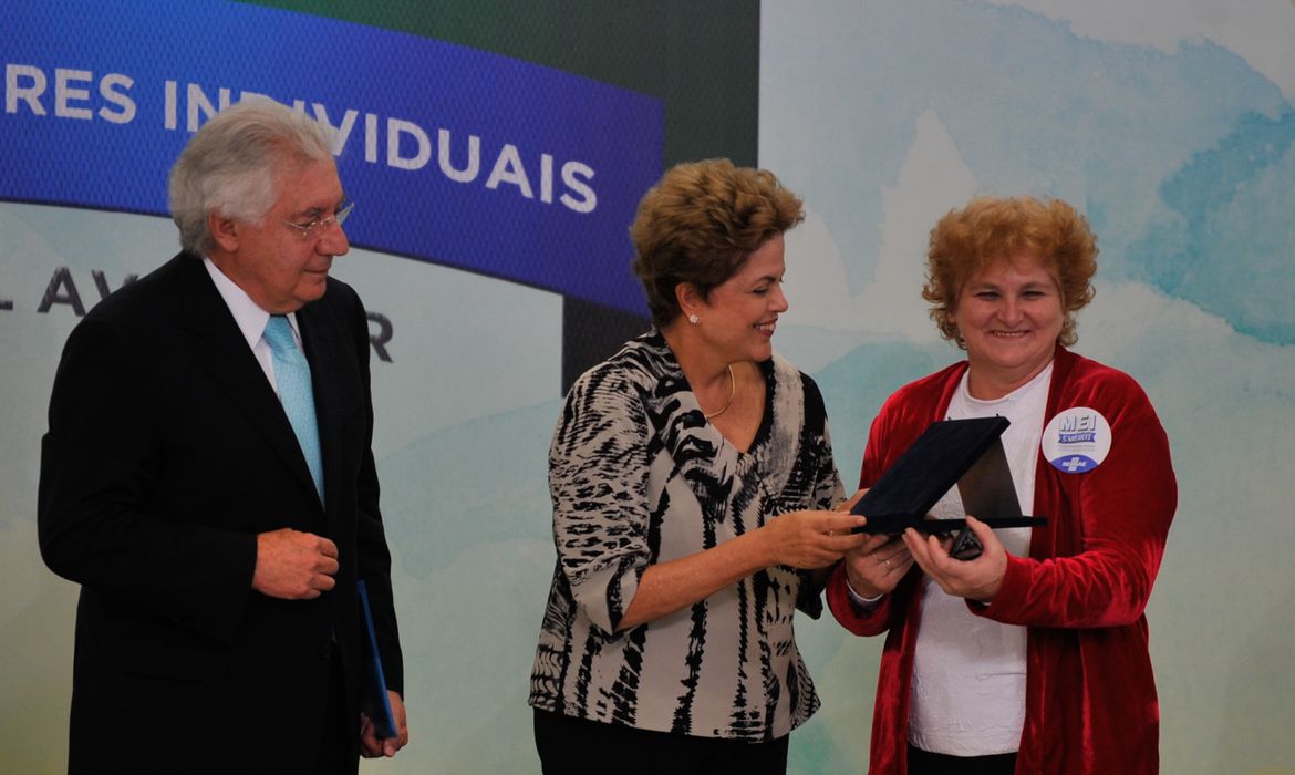 A Presidenta, Dilma Rousseff, cumprimenta Delci Lutz, representando simbolicamente os 5 milhões de Micro Empreendedores Individuais (Antônio Cruz/Agência Brasil)