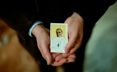 Spanish priest Francisco Antonio Sanchez, 53, shows a religious card of Pope Francis after he and the catholic faithful took part in a prayer of petition for Pope's health during a mass, at Santa Maria la Mayor collegiate church in Ronda, Spain February 23, 2025. REUTERS/Jon Nazca