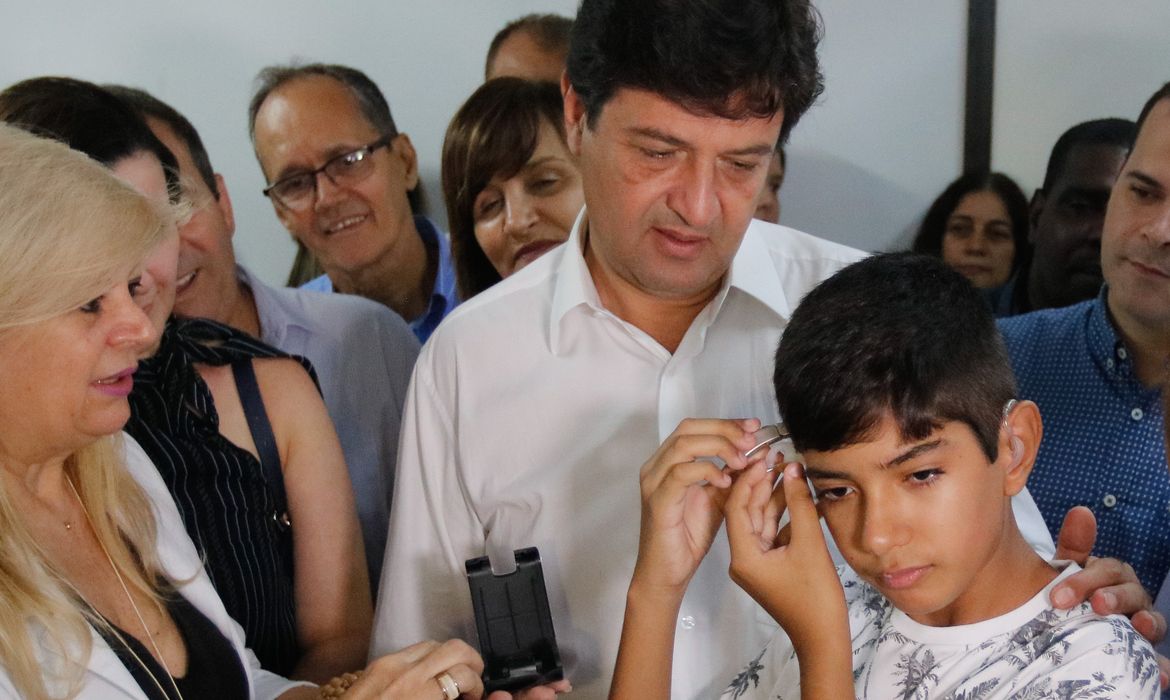 O garoto, Eduardo Franco, recebe aparelho auditivo, durante visita do ministro da Saúde, Luiz Henrique Mandetta ao Hospital Municipal Dr. Moacyr Rodrigues do Carmo, referência em atendimento na Baixada Fluminense pelo SUS.