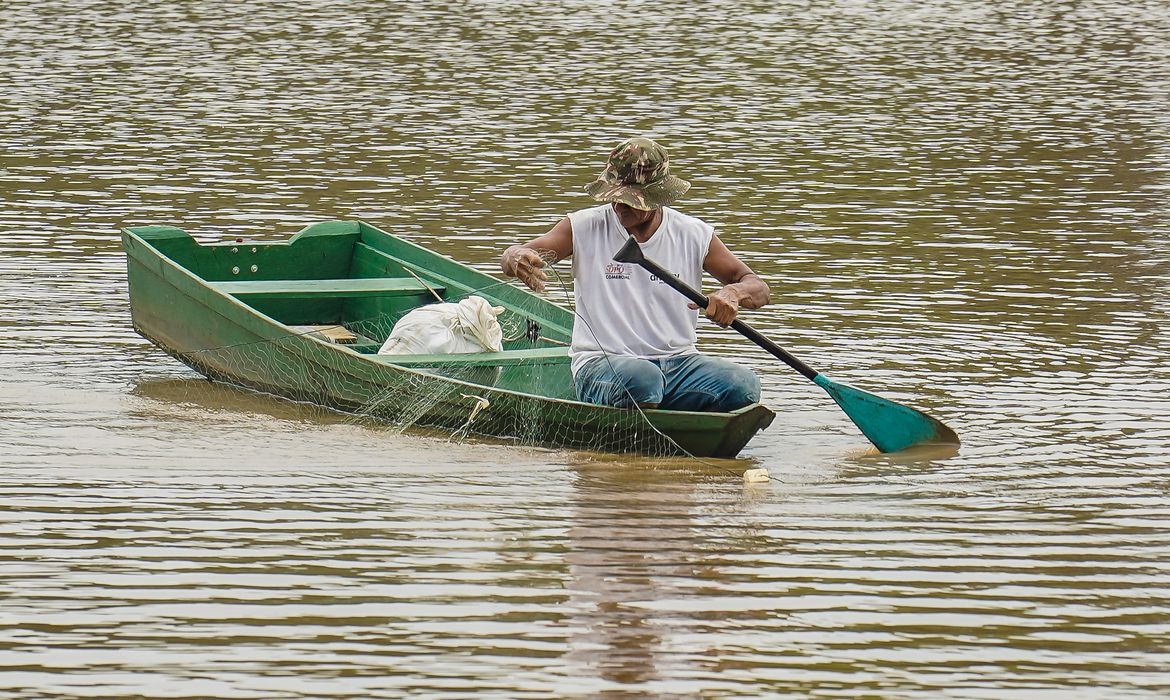 Manaus (AM), 20/11/2023,  Pescador na Ponta da Piraiba. Manaus vem sofrendo com a maior seca em 121 anos. Foto: Rafa Neddermeyer/Agência Brasil