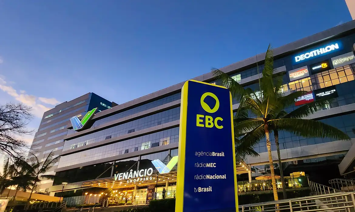 Rafa Neddermeyer/Agência Brasil Brasília (DF), 24/10/2023, Totem na fachada da EBC, com a nova logo marca, que fica na entrada da Empresa Brasil de Comunicação, localizado no Venâncio Shopping em Brasília. Foto: Rafa Neddermeyer/Agência Brasil