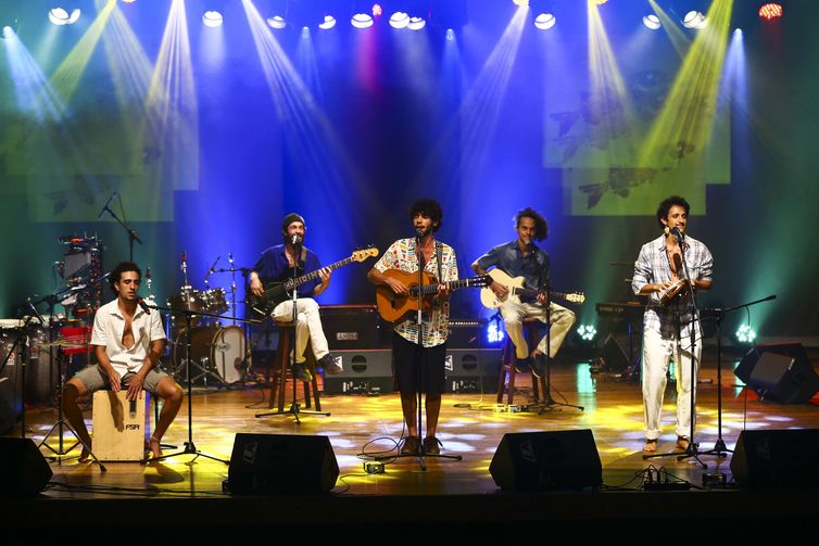 A banda Kirá e a Ribanceira, durante participação no Festival de Música Nacional FM.