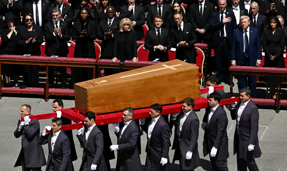 U.S. President Donald Trump, first lady Melania Trump, France's President Emmanuel Macron and his wife Brigitte Macron watch as the coffin of Pope Francis is carried by pallbearers during his funeral Mass in St. Peter's Square at the Vatican, April 26, 2025. Reuters/Dylan Martinez/Proibido reprodução