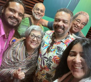 Alè (camisa estampada) com os apresentadores do Tarde Rio 