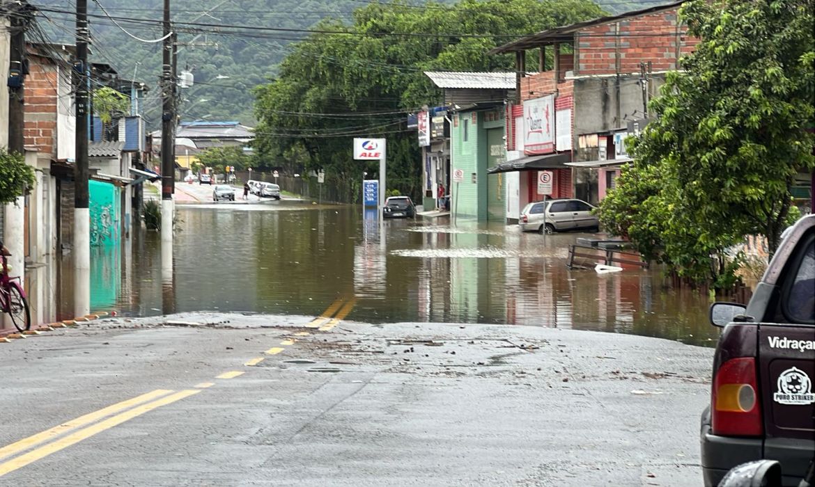 Ubatuba (SP), 05/04/2025 - Rua alagada após forte chuva. Foto: Prefeitura Municipal de Ubatuba/Divulgação