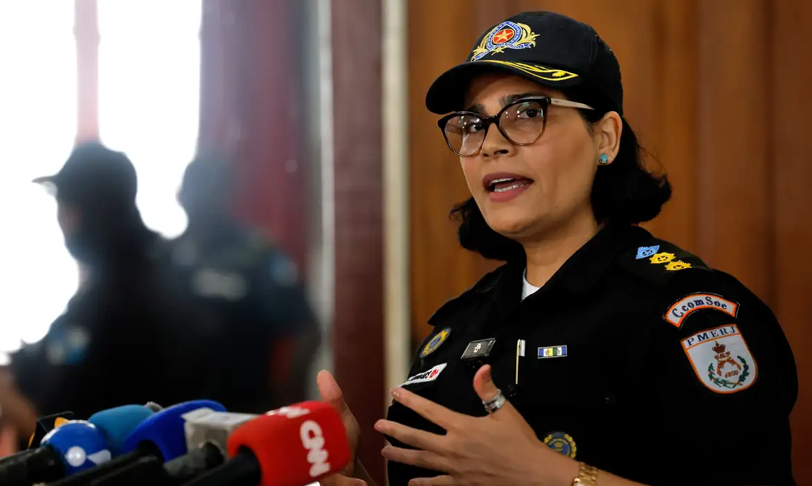 Rio de Janeiro (RJ), 24/10/2024 - A porta-voz da Polícia Militar, tenente-coronel Claudia Moraes, fala em coletiva com a imprensa sobre operação no Complexo de Israel que fechou a Avenida Brasil, uma das principais avenidas da cidade. Foto: Tânia Rêgo/Agência Brasil