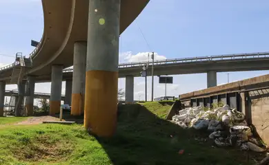 Porto Alegre (RS), 01/05/2025 – Uma das 14 comportas é vista com sacos de areia de improviso, que cercam o rio Guaíba.
Ha um ano o estado foi atingido por temporais que afetou mais de 400 municípios gaúchos, tiveram bairros inteiros alagados. A maior tragédia climática da história, deixou pelo menos 147 mortos e afetou mais de 2,1 milhões de pessoas.
Foto: Joédson Alves/Agência Brasil