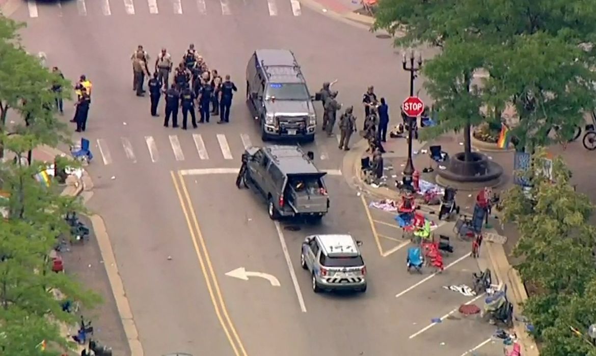 Policiais em local de tiroteio durante desfile de 4 de Julho em Highland Park, um subúrbio de Chicago