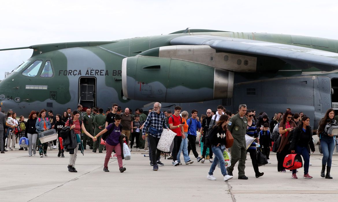 Rio de Janeiro (RJ), 21/10/2023 - Voo da Força Aérea Brasileira (FAB), com brasileiros repatriados, pousa na Base Aérea do Galeão. A Operação Voltando em Paz, do Governo Federal, realiza o oitavo voo de repatriação de brasileiros partindo de Israel. Foto:Tânia Rêgo/Agência Brasil