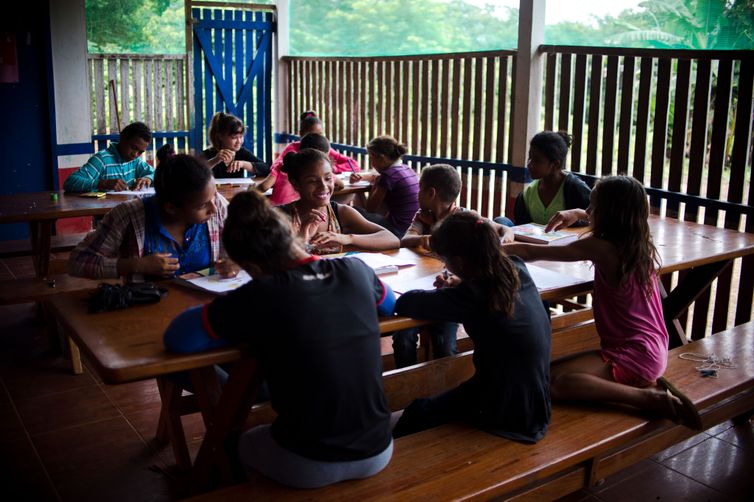 Colniza, MT, Brasil: Crianas na escola da comunidade de ribeirinhos de So Loureno. (Foto: Marcelo Camargo/Agncia Brasil)
