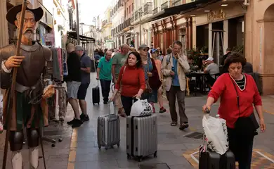 Turistas carregam malas em rua de Ronda, na Espanha
24/10/2024
REUTERS/Jon Nazca