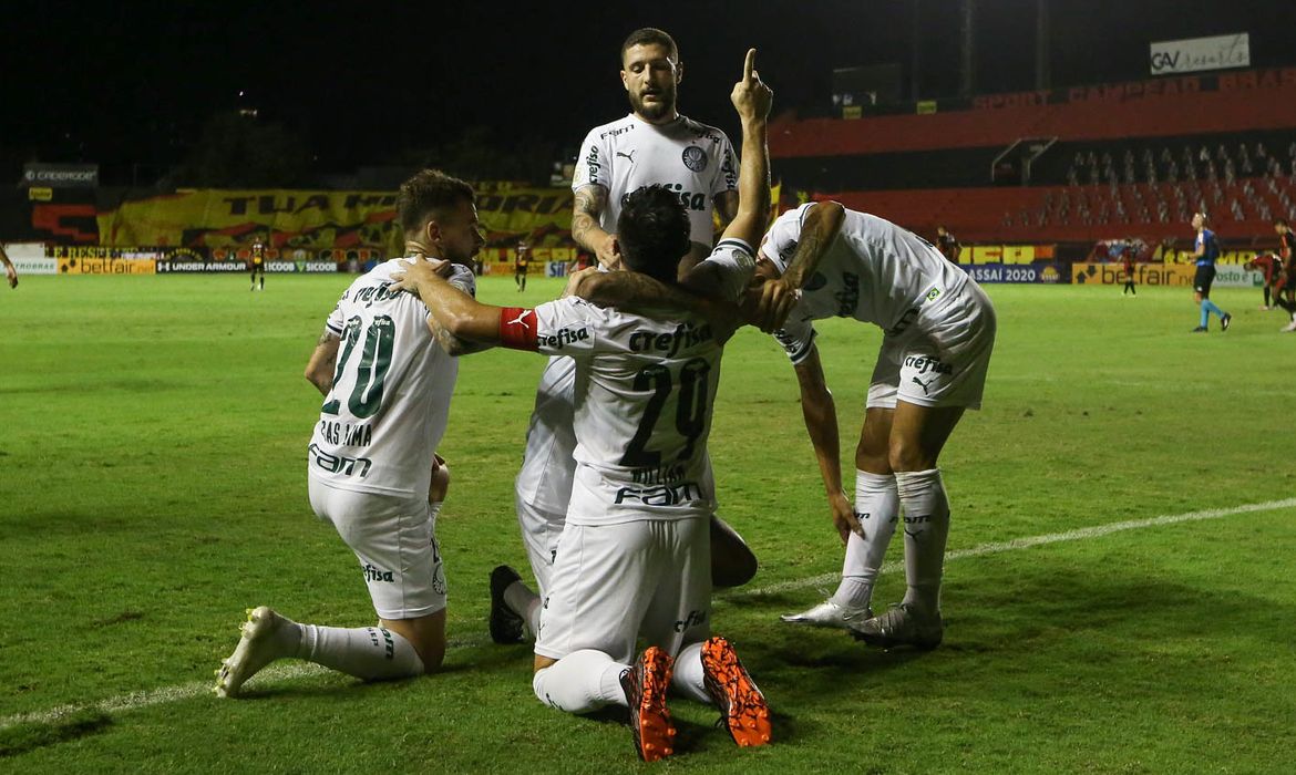 Com polêmica no final, Palmeiras bate o Sport na Ilha do Retiro Com polêmica no final, Palmeiras bate o Sport na Ilha do Retiro