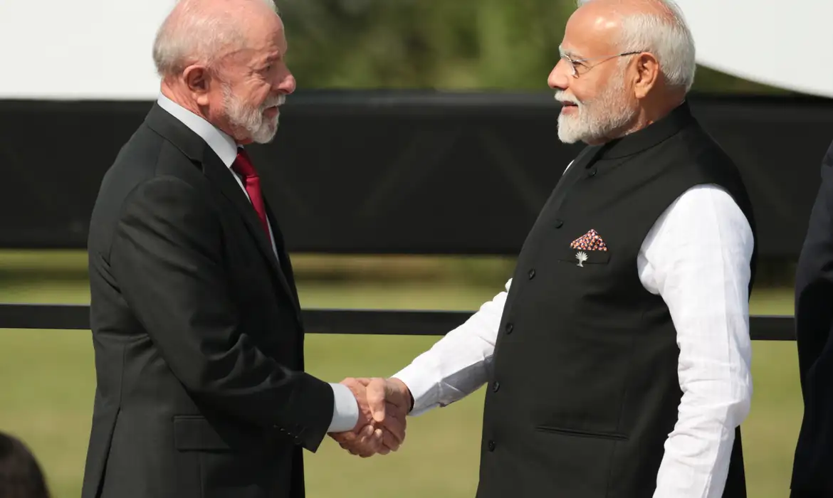 Rio de Janeiro (RJ), 06/07/2025 - O presidente Luiz Inácio Lula da Silva (e), cumprimenta Primeiro ministro, Narendra Modi  (Índia), antes da foto ofical do Brics com seus membros.
Foto: Joédson Alves/Agência Brasil