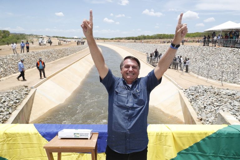 O Presidente Jair Bolsonaro esteve em Sertânia (PE), na manhã desta sexta (19), para participar da cerimônia de acionamento das comportas do 1º trecho do Ramal do Agreste. 