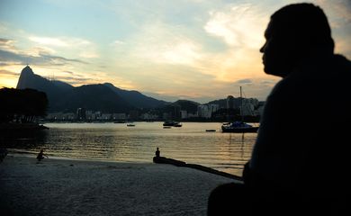 Banhistas aproveitam pôr-do-sol na Praia da Urca, zona sul da cidade (Fernando Frazão/Agência Brasil)