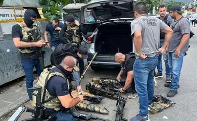 Rio de Janeiro (RJ) - POlícia Civil do Rio de Janeiro encontra 8 das 21 metralhadoras furtadas do Arsenal de Guerra do Exército em Barueri (SP). Foto: Polícia Civil/RJ