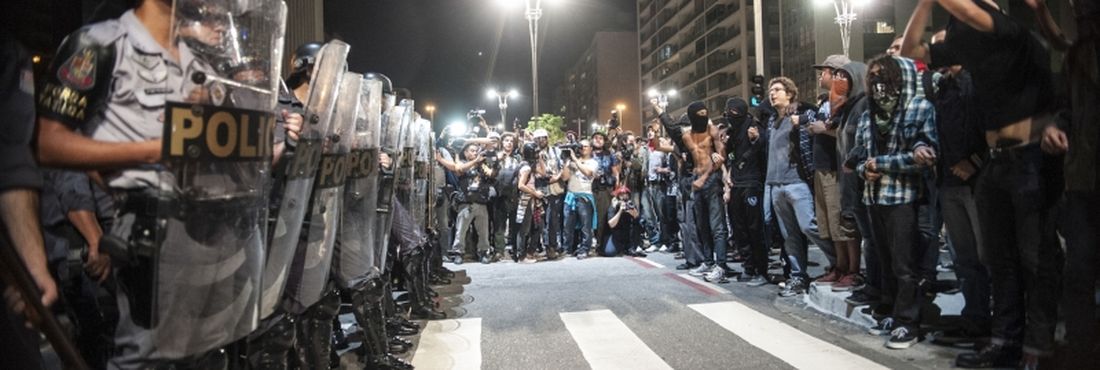 São Paulo tem protesto contra o governador Geraldo Alckmin, e o desaparecimento do pedreiro Amarildo de Souza, no Rio de Janeiro