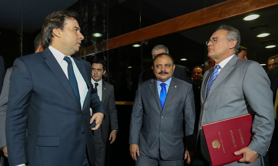 Brasília - Rodrigo Maia (E) e Waldir Maranhão (C) levam ao presidente do Senado, Renan Calheiros, a PEC 241, aprovada ontem  (Fabio Rodrigues Pozzebom/Agência Brasil)