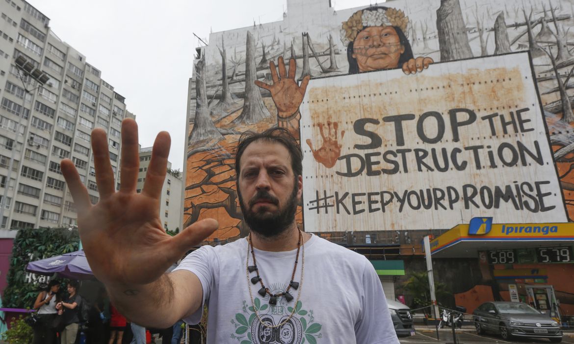 São Paulo (SP), 23/10/2024 - artivista Mundano entrega mega-mural de 1.440 metros quadrados – um dos maiores da América Latina, no supermercado Pão deAçucar. Produzida com tintas feitas a partir de materiais resultantes de recentes crimes ambientais no país, a imagem é uma denúncia e uma forte cobrança daqueles que lucram com a destruição ambiental Foto: Paulo Pinto/Agência Brasil