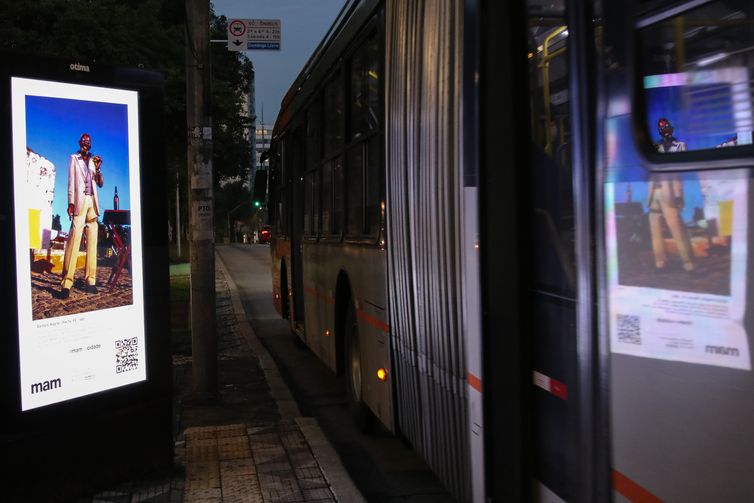 Painés de obras do acervo do Museu de Arte Moderna - MAM em pontos de ônibus na rua da Consolação.