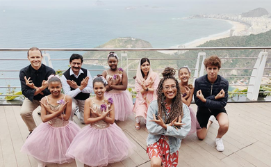 Malala com bailarinas do projeto social Na Ponta dos Pés