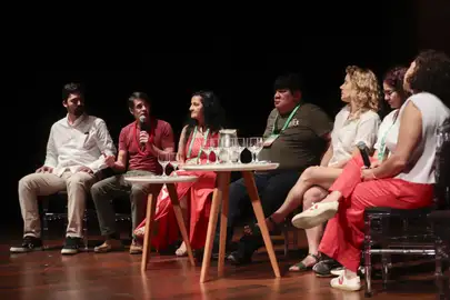 Goiás Velho (GO), 14/06/2025 - Conversa com diretor do filme, Adiar o Fim do Mundo, do cinesta, João Moreira Salles (2e), durante 26ª edição do Festival Internacional de Cinema e Vídeo Ambiental (Fica 2025), com o tema “Cerrado: a savana brasileira e o equilíbrio do clima”, o festival oferece uma vasta programação gratuita, que inclui mostras competitivas de cinema, oficinas, atrações culturais, atividades ambientais, sessões para o público infantil, shows musicais, além de fóruns e debates.
Foto: Joédson Alves/Agência Brasil