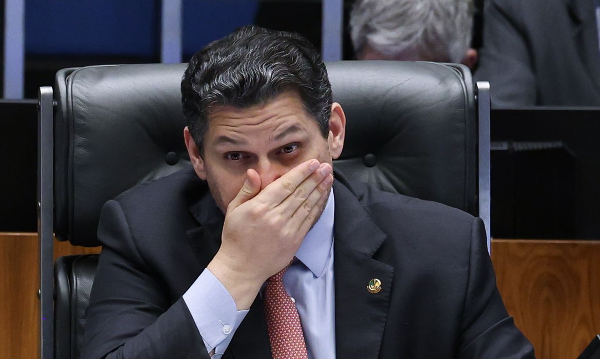 Alcolumbre mantém silêncio sobre 6x1 e oposição tenta preservar escala