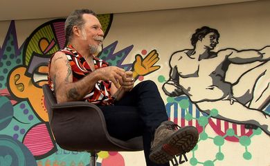 O artista Pernambucano Roger de Renor dá entrevista ao programa Conversa com Rosean Kennedy - Foto TV Brasil
