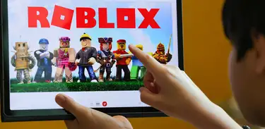 Criança faz uso de celular, tablet e computador 